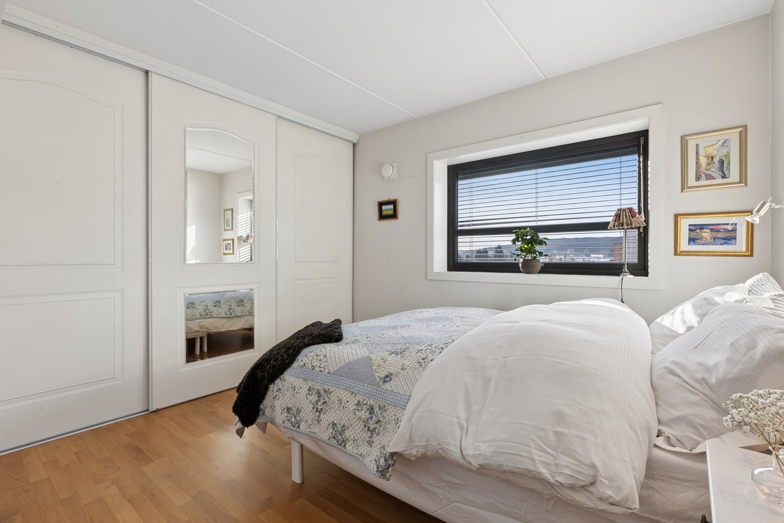 Leiligheten har to fine soverom. Hovedsoverommet har god plass til dobbeltseng og en stor skyvedørsgarderobe for oppbevaring. Galleribilde