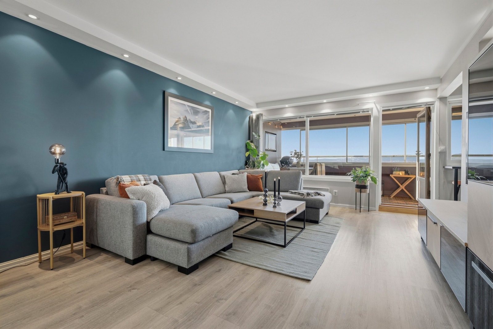 Velkommen til Dr. Dedichens vei 76 - en attraktiv 2-roms leilighet i 13. etasje med fantastisk utsikt og markanær beliggenhet! Galleribilde