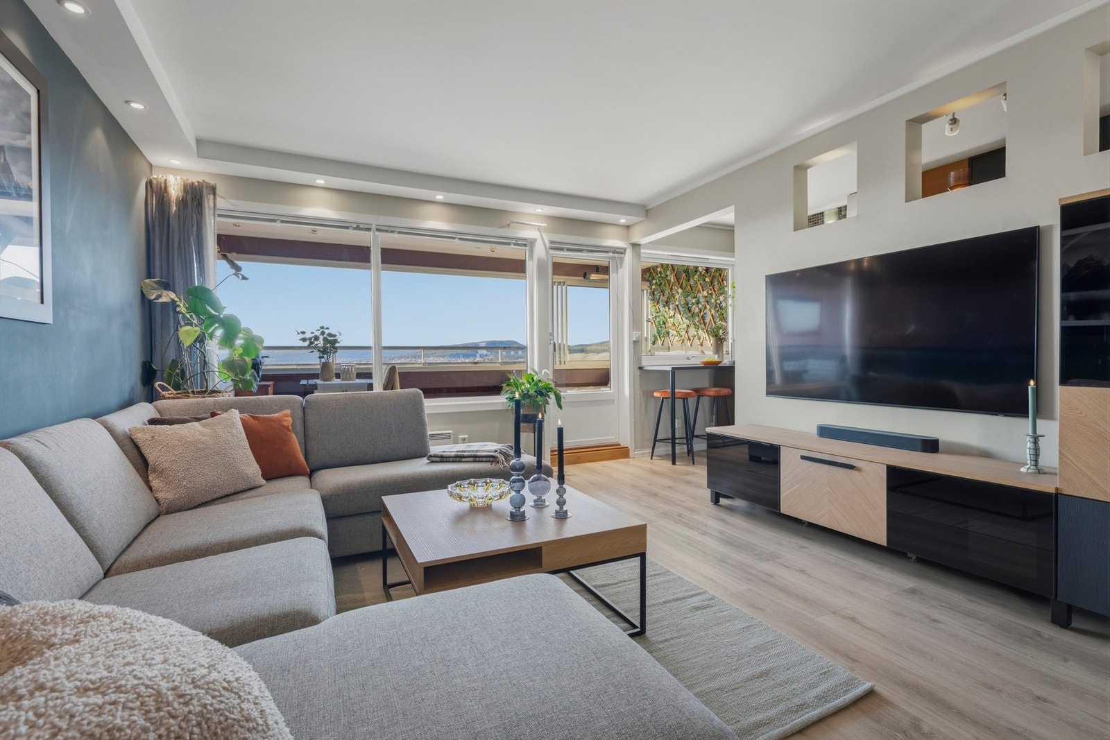 Stuen er meget luftig med store vindusflater og utgang til en nordvestvendt balkong Galleribilde