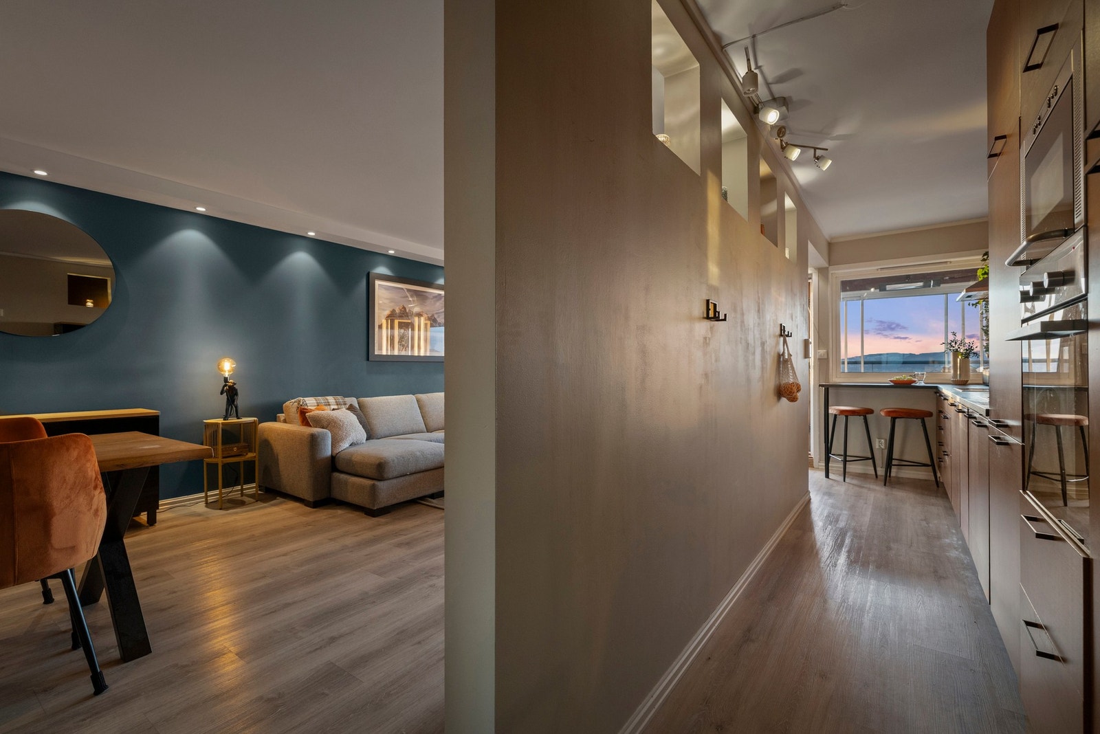 Kjøkkenet er godt skjermet fra stuesonen - en smart løsning som skaper god dynamikk i boligen Galleribilde