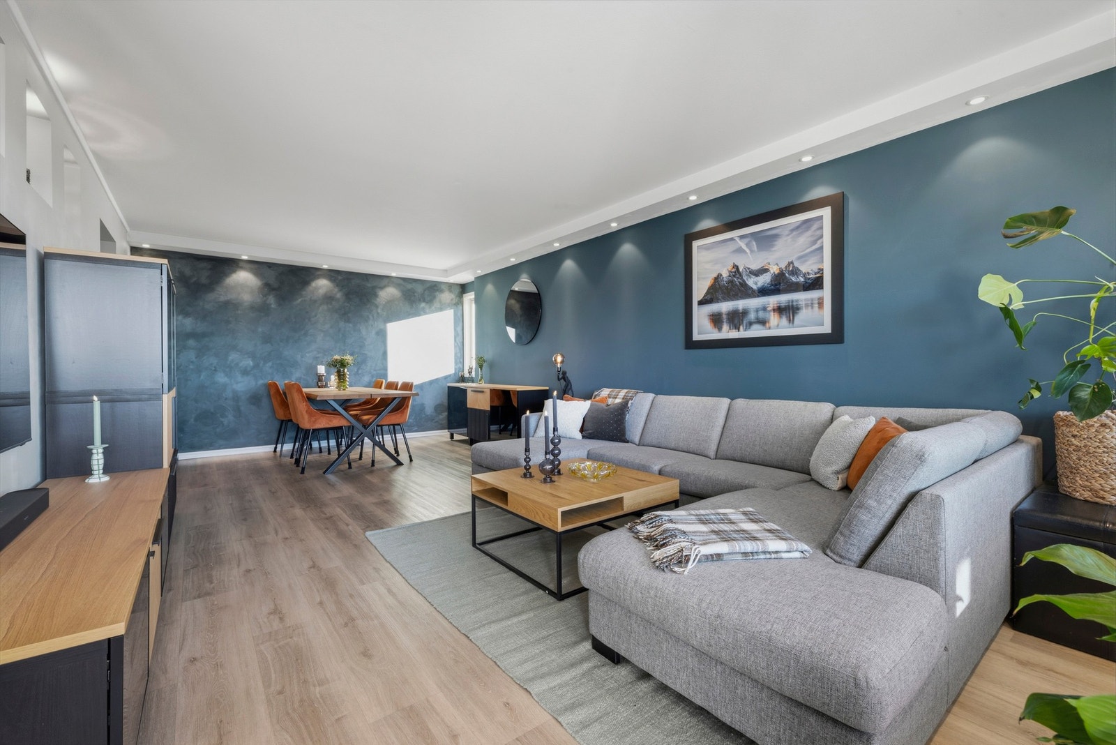 Et vindu på sideveggen er med på å gi ekstra lys til hele rommet Galleribilde