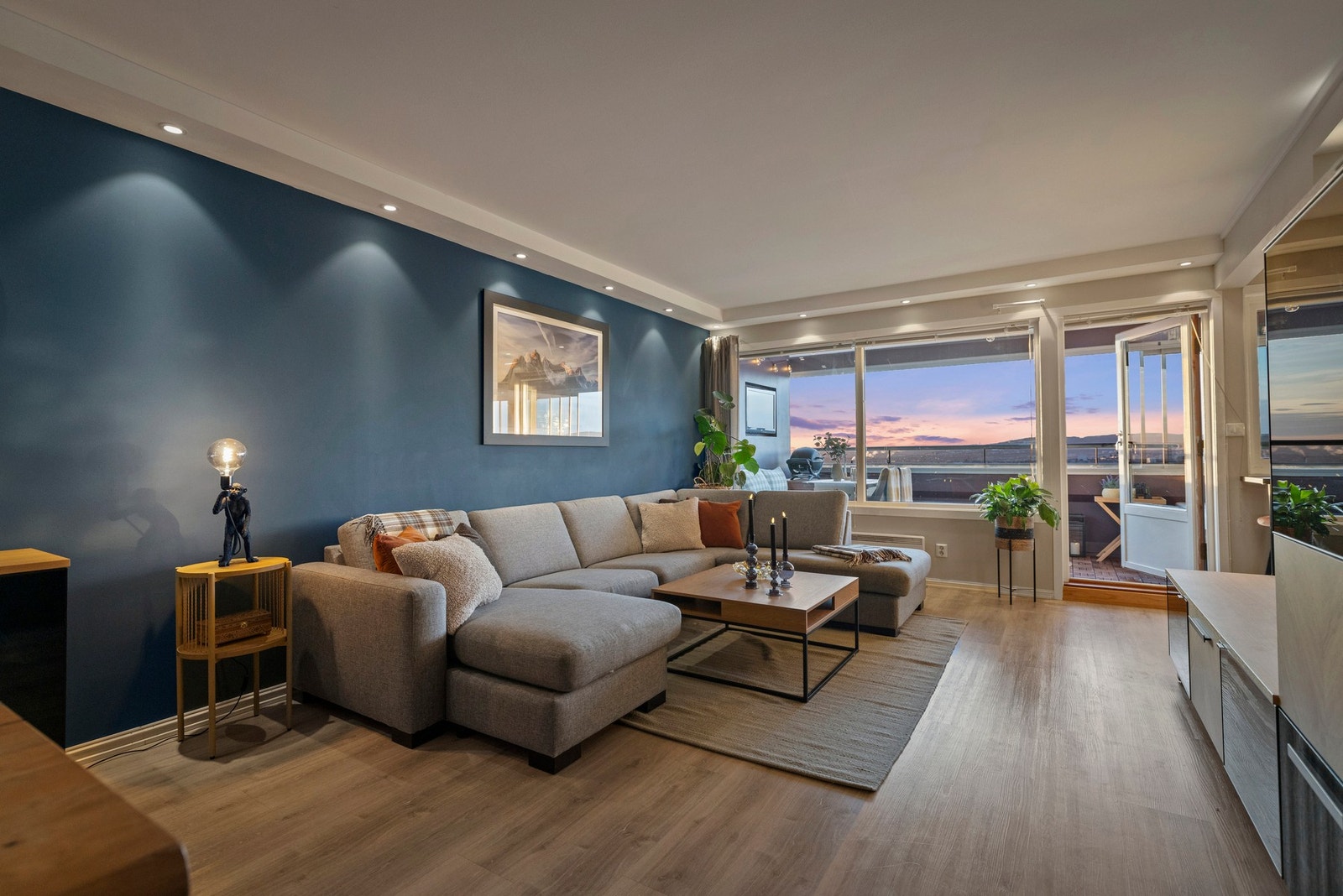 Takkasser er nedfelt med downlights fra 2018, noe som skaper ekstra stemning på kveldstid Galleribilde