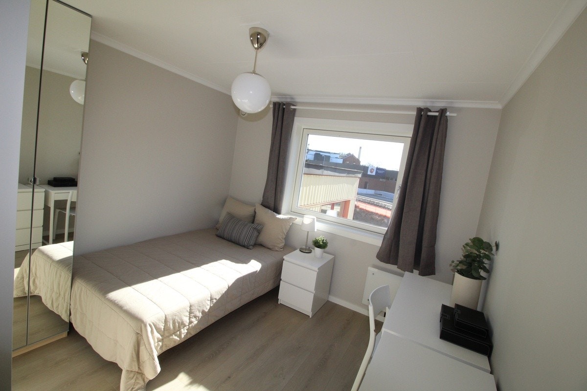 Soverom 1 med 120cm seng, nattbord Galleribilde