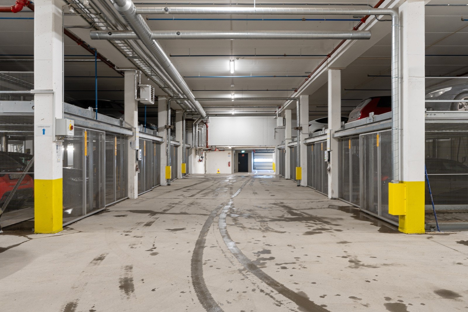 Garasjeplass i blokkens garasjeanlegg. Rampe i parkeringsanlegg er oppgradert til 2500kg.