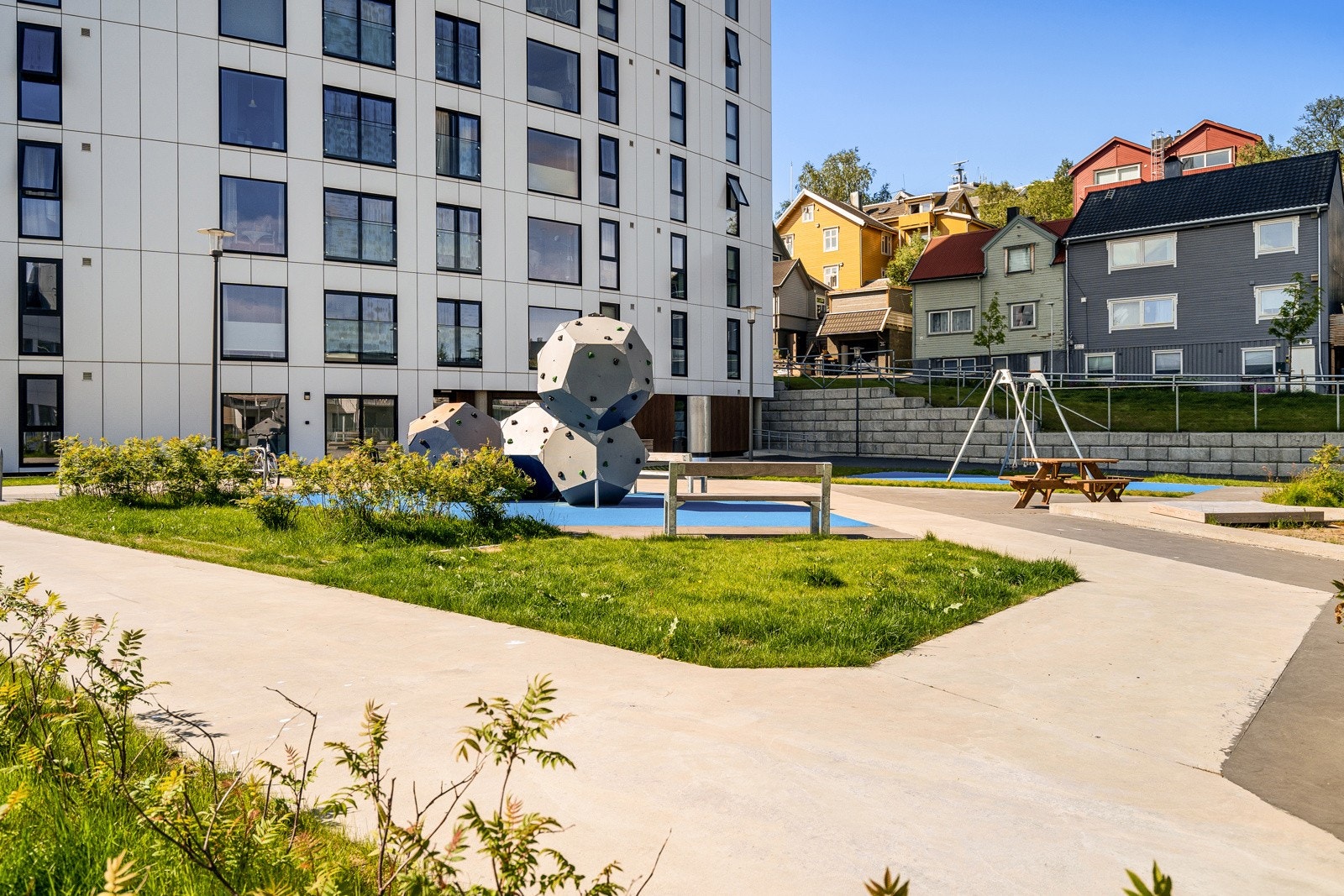 Fasadebilde sommer. Flotte fellesarealer til stor glede for både store og små.
