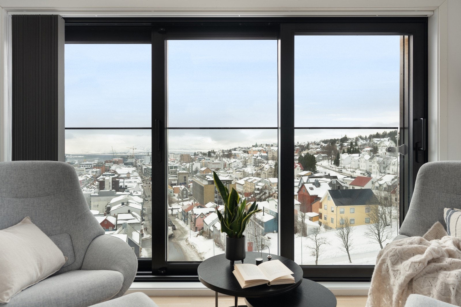 Utenfor glassvegg i stue er det skyvedører som kan åpnes opp for å slippe sol og luft inn. Denne er sørvendt og leiligheten har en flott sørvestvendt beliggenhet.