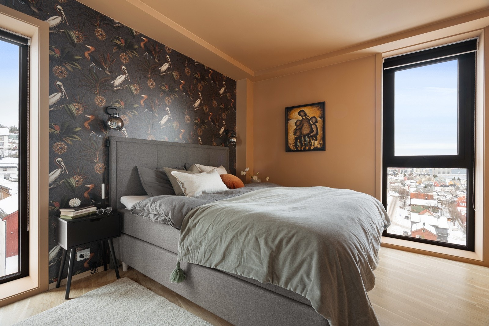 Hovedsoverommet er av god størrelse med plass til stor seng med tilhørende nattbord.