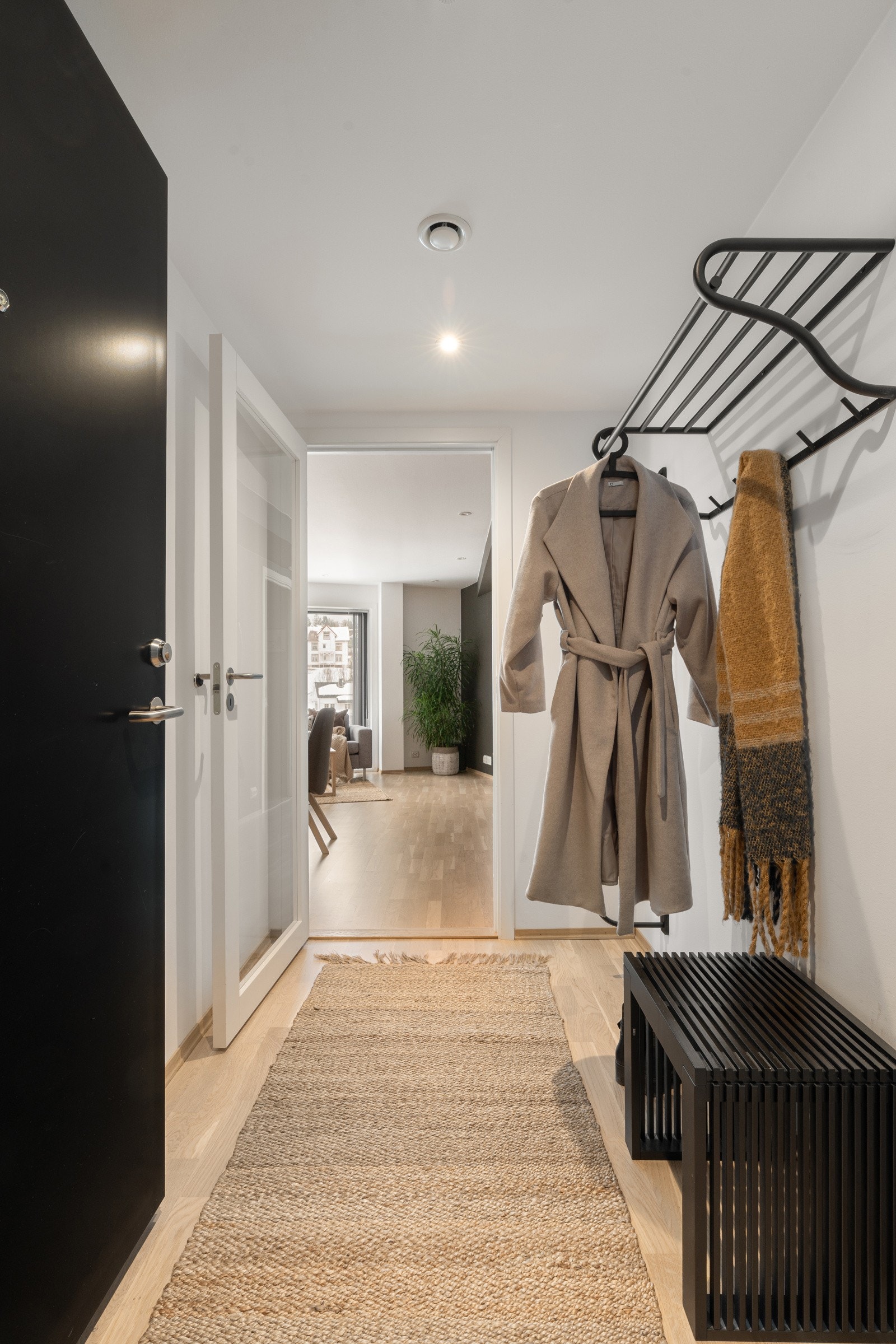 Innbydende gang med plass for å henge fra seg yttertøyet.