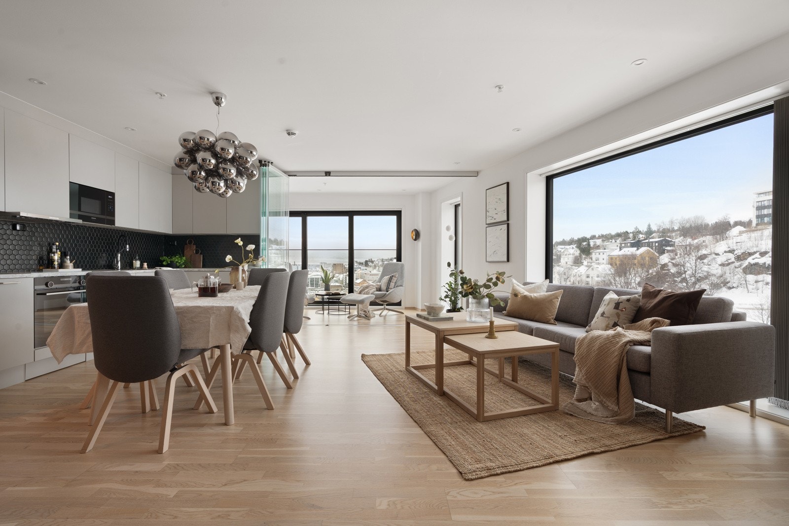 Spisebordet finner sin naturlige plass i nærheten av kjøkkenet.