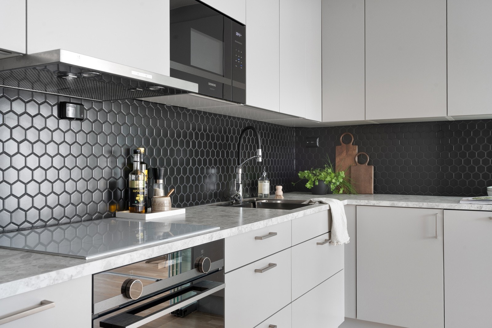 Kjøkkenet er oppgradert fra standardleveranse og fremstår delikat og tidløst.