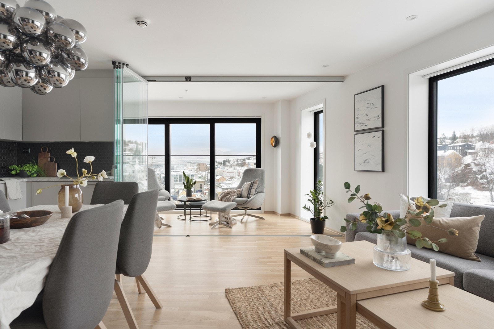 Leiligheten har en fin intern beliggenhet i blokkens 10. etasje.