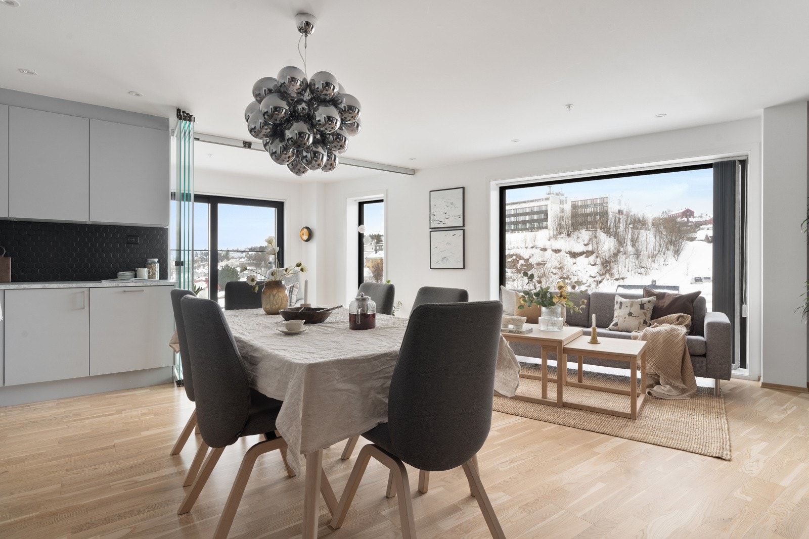 Stuen utgjør et godt allrom som legger til rette for det sosiale - Et fint sted å samle familien eller vennegjengen!