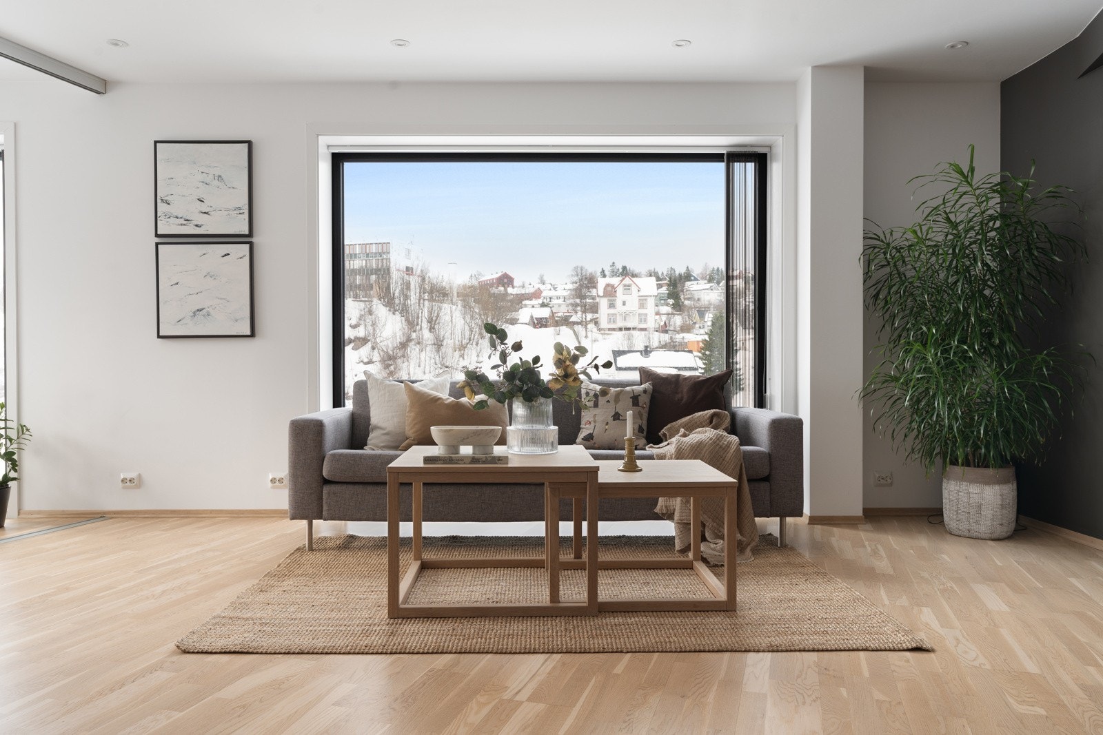 Stuen er av god størrelse og har flere muligheter for å etablere de sosiale sonene med sofa, lounge-møbler og spisebord etc.