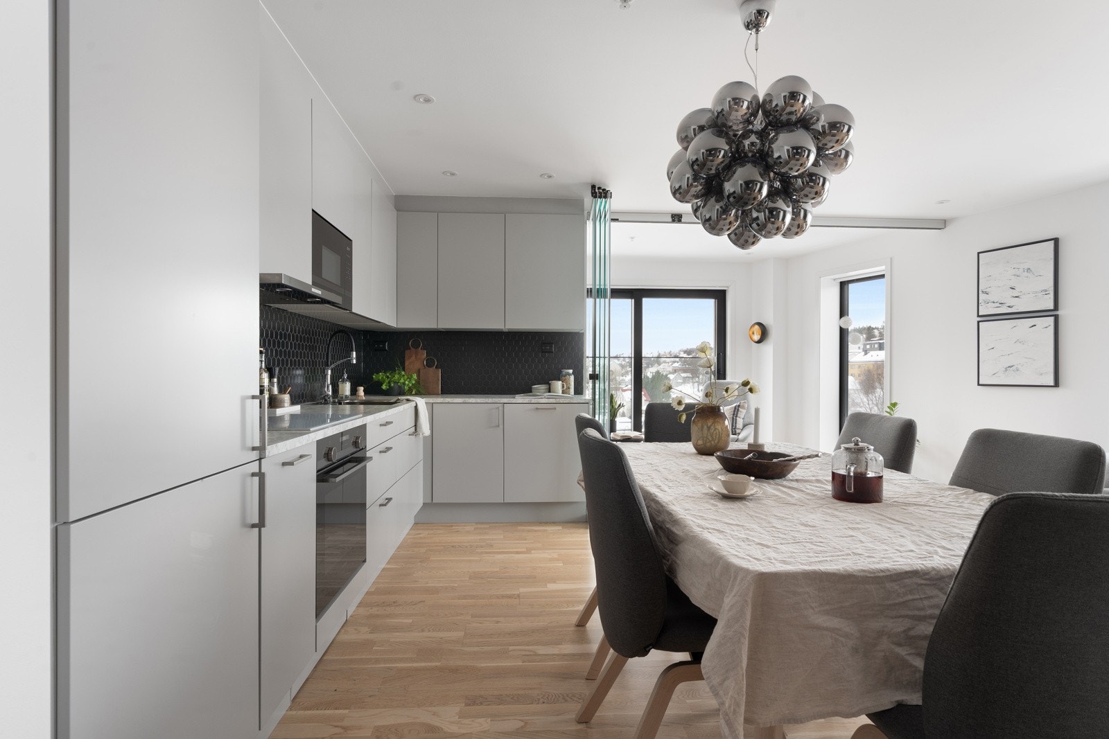 Kjøkkenet har glatte fronter og har kvaliteter som integrert kjøl/frys, oppvaskmaskin, induksjonstopp, mikro og stekeovn.