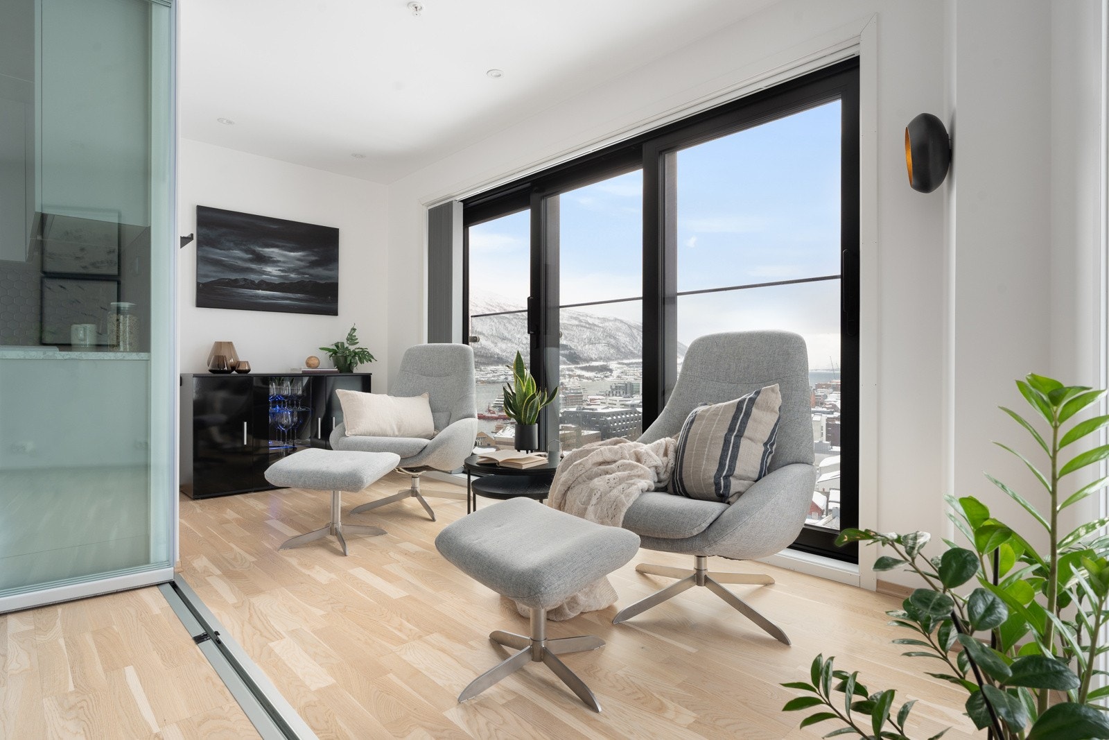 Glassdørene kan åpnes og lukkes helt etter ønsker og behov. Bruksmulighetene her er mange - Alt etter behov.