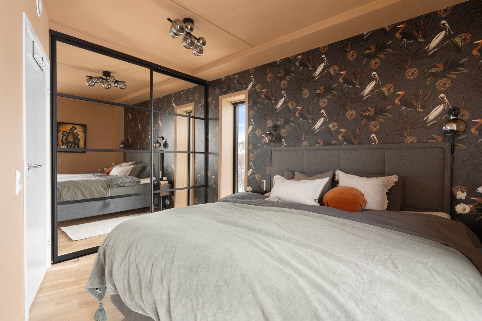 Stor plass til klesoppbevaring i lekker skyvedørsgarderobe med speil.