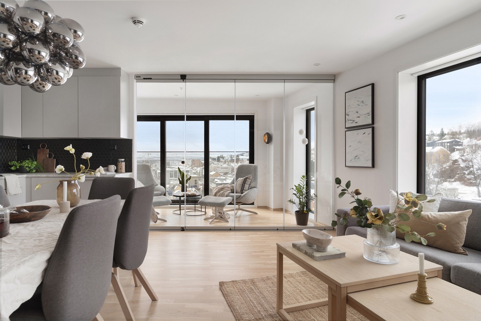 Lys og innbydende stue med store vindusflater som gir deg rikelig innslipp av naturlig lys og fantastisk utsikt.