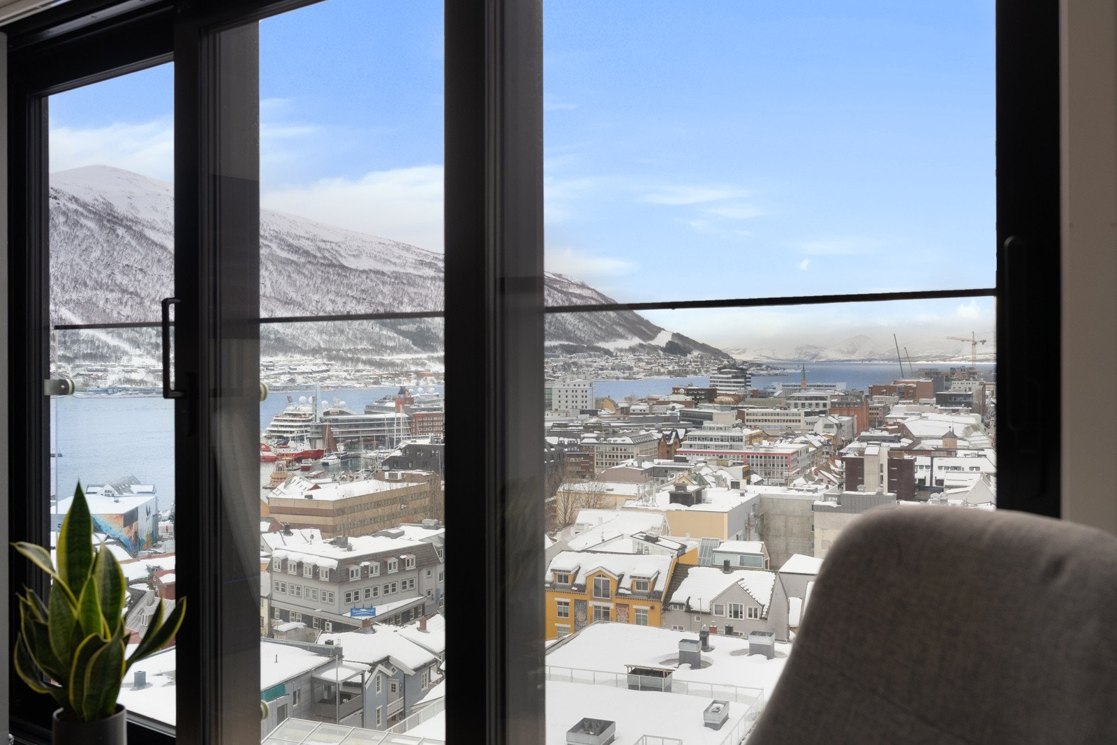 Fantastisk utsikt over Tromsø sentrum, Tromsøysundet, Fastlandssiden og majestetiske fjelltopper!