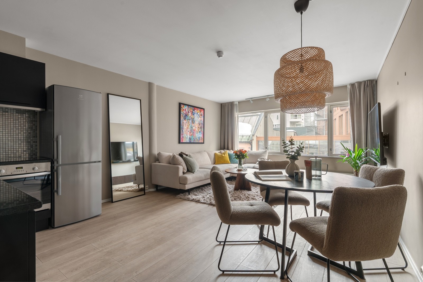 Spisebordet er plassert mellom stue og kjøkken.