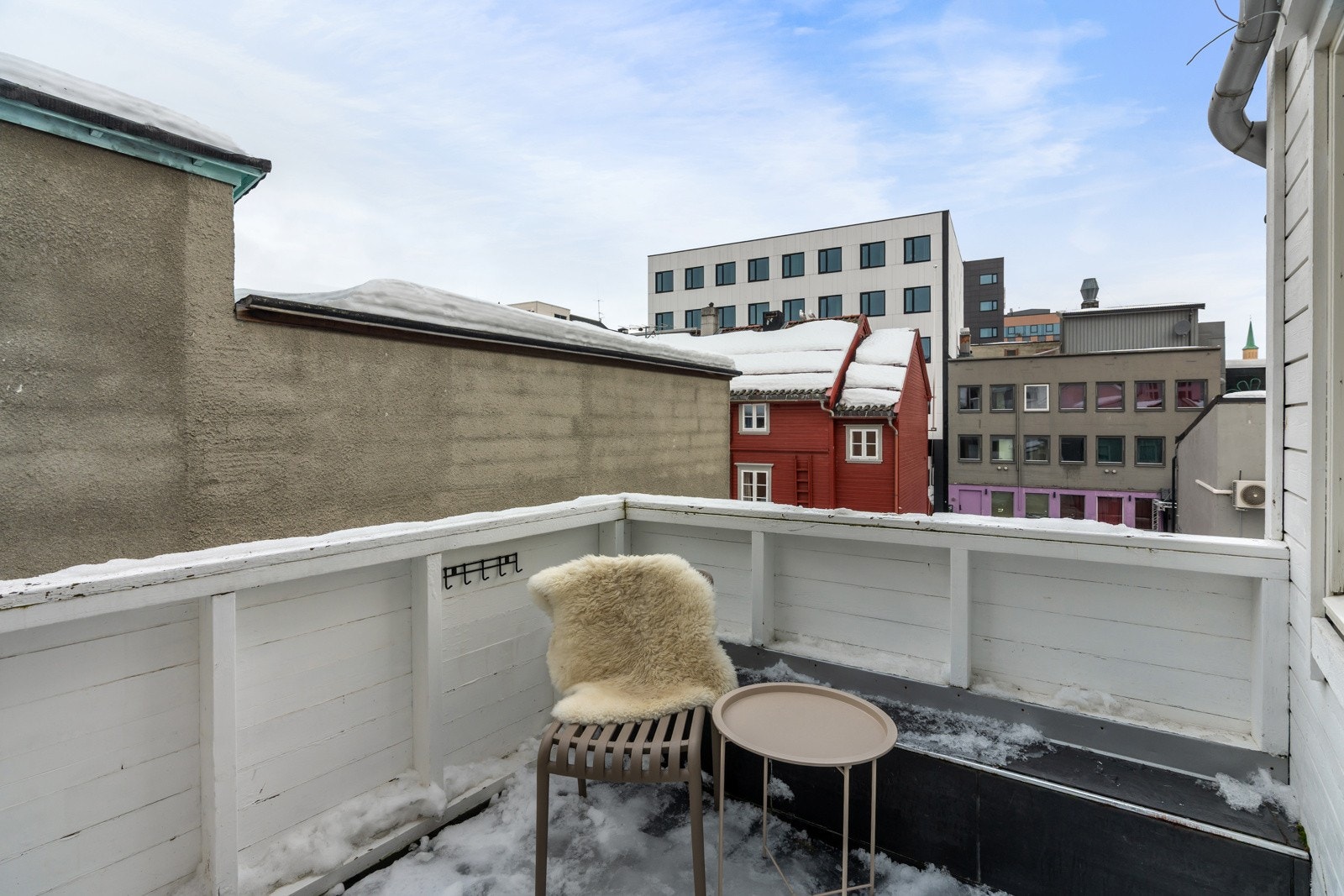 Privat balkong med vestvendte solforhold.