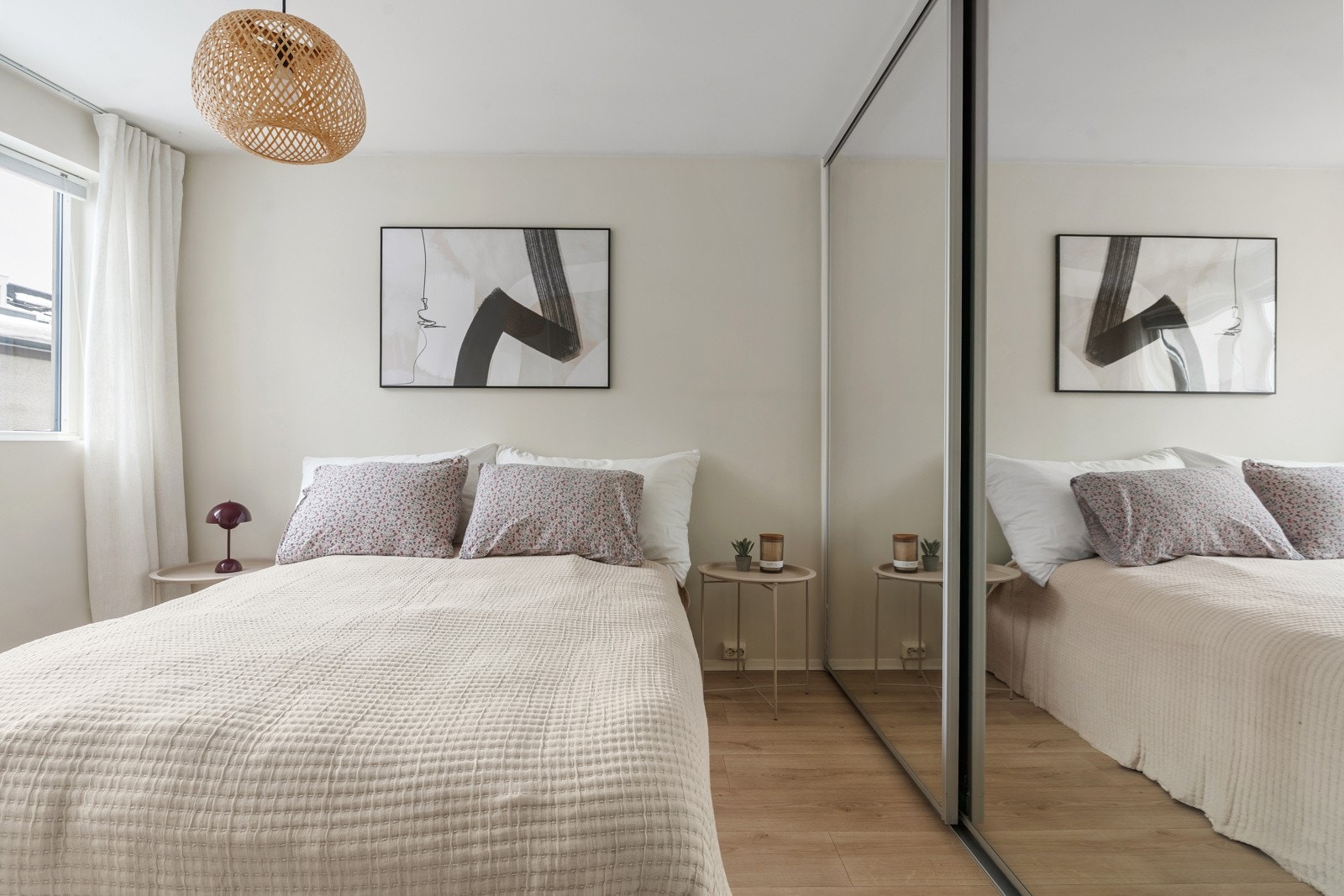 Romslig soverom med plass til nattbord og ønsket møblement. Det er montert romslig skyvedørsgarderobe med speilflater.