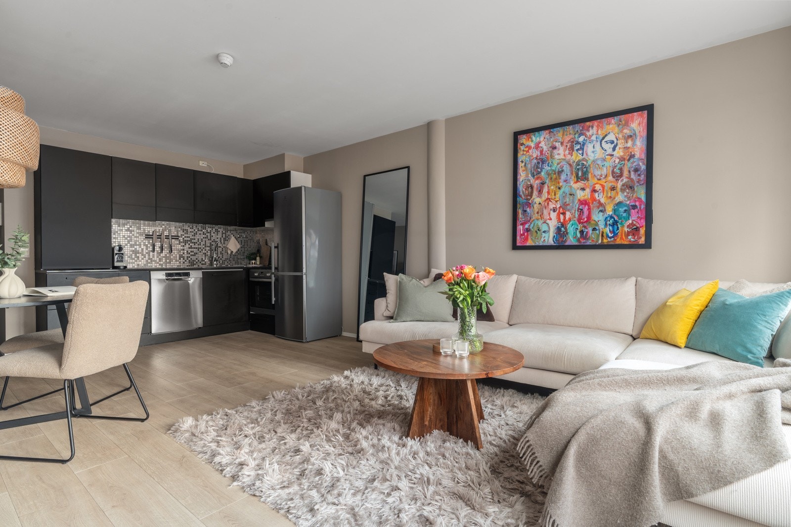 Leiligheten fremstår meget innbydende med delikate farge- og materialvalg.