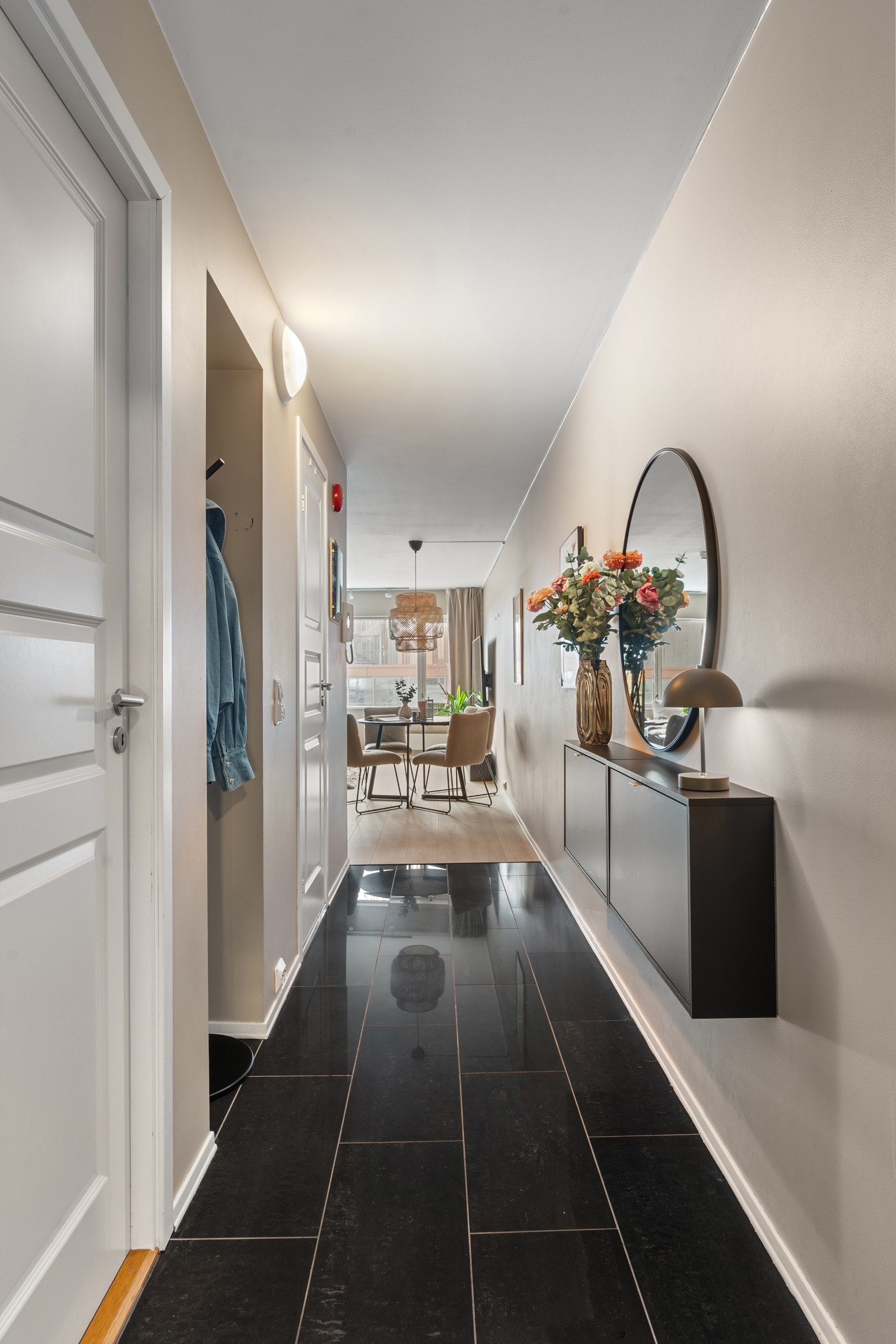 Leiligheten ligger i 3.etasje. Entrè med plass til oppbevaring av klær og sko.