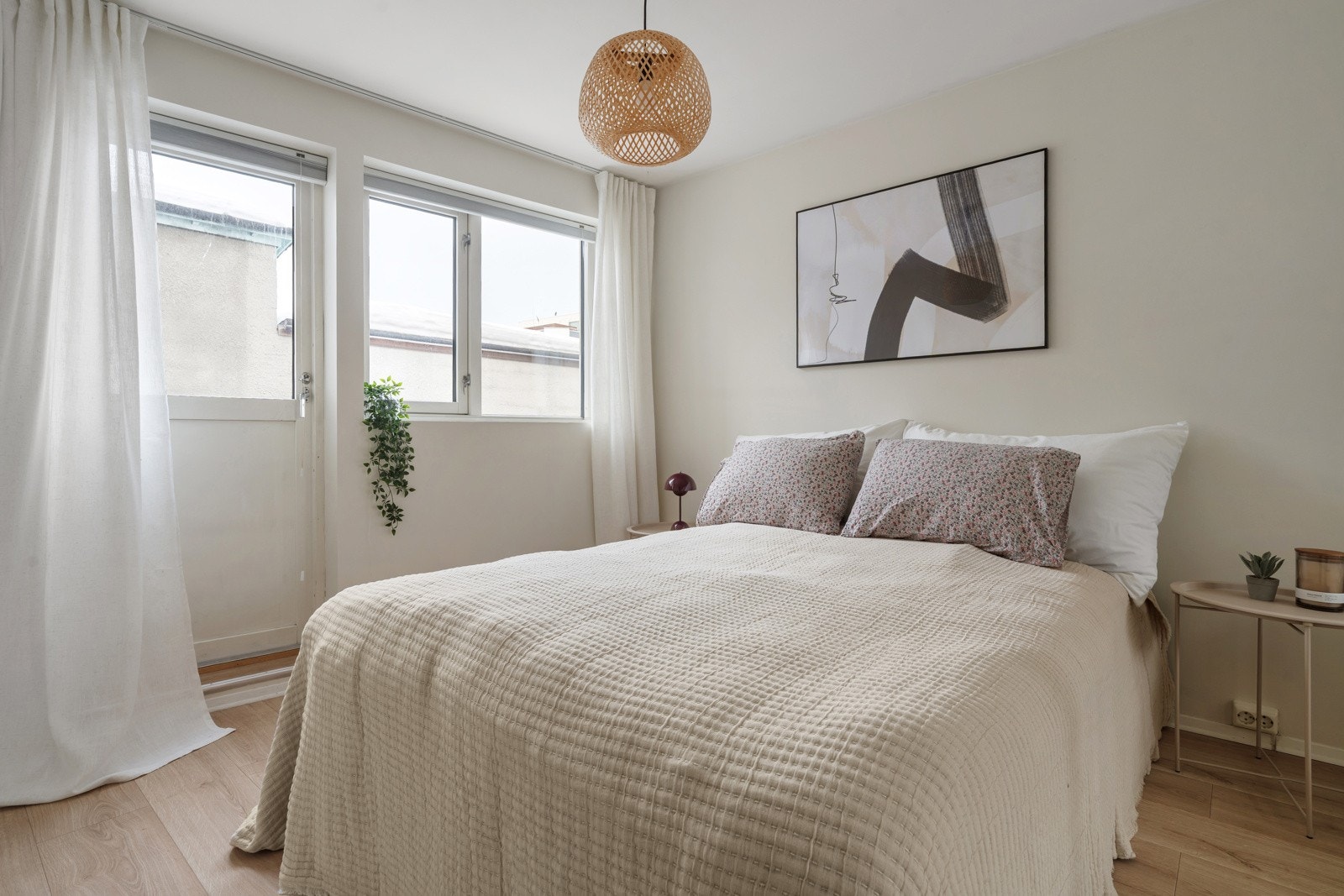 Fra soverommet har du utgang til balkong.