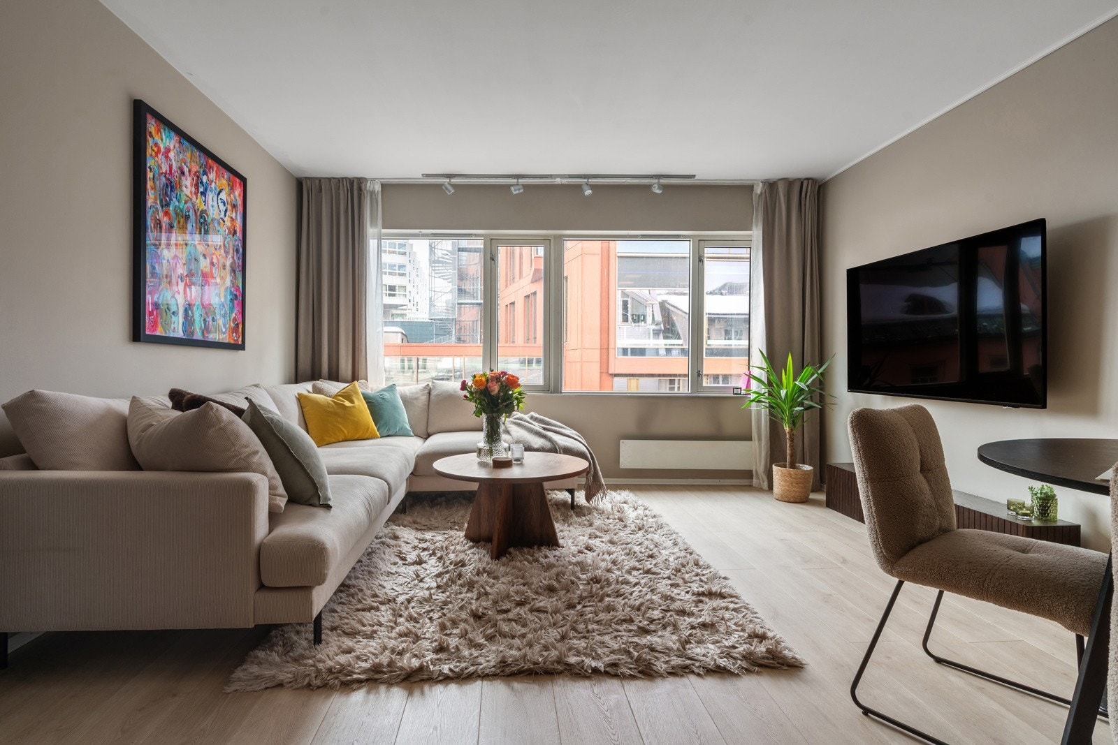 Fin størrelsen på stuen med plass til ønsket møblement.