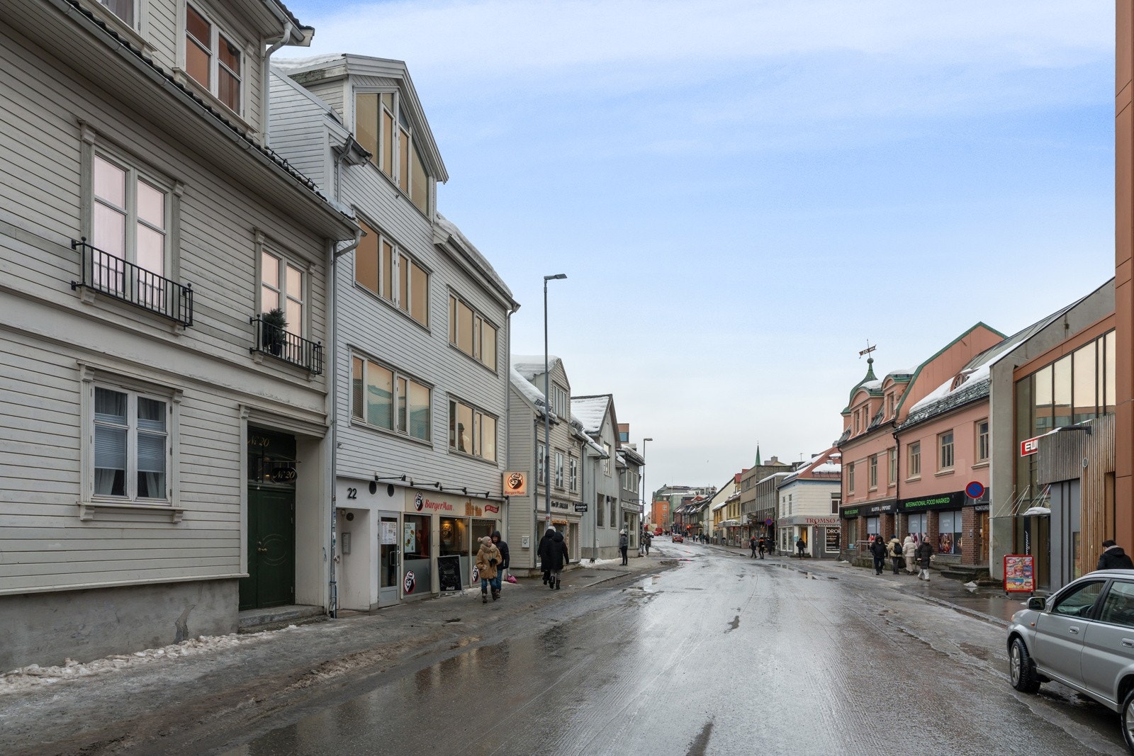 Gangavstand til alt du trenger i hverdagen. Blant annet ligger Eurospar rett over gata,og det er bussholdeplass rett utfor.