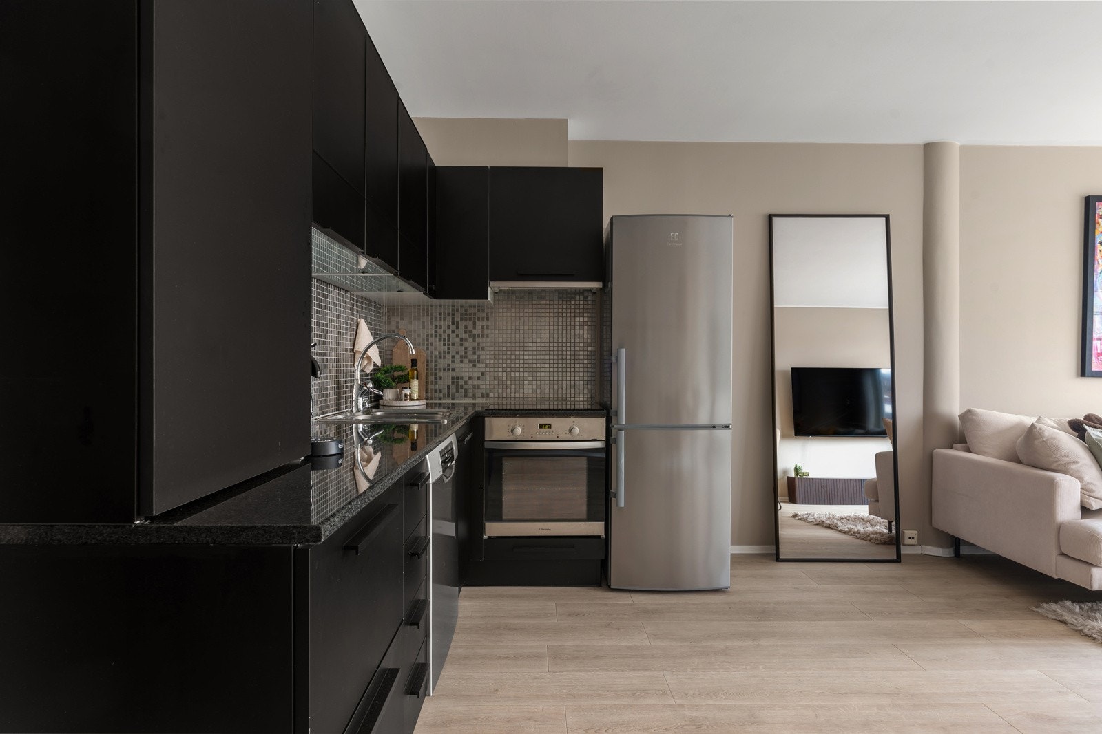 Kjøkkenet har rikelig med oppbevaringsmuligheter i over- og underskap samt enkelte intergrerte hvitevarer.