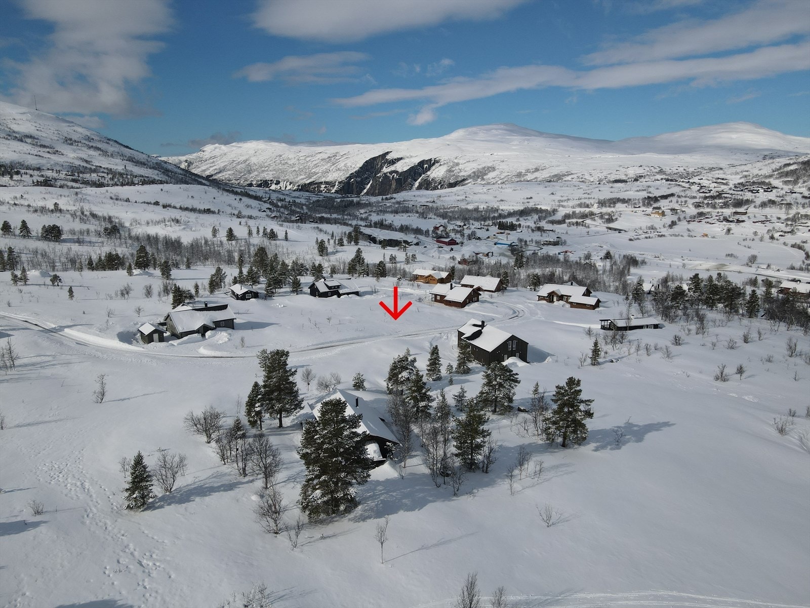 Praktfulle naturomgivelser! Her ligger alt til rette for det du måtte ønske av utendørsaktiviteter, både på sommeren og vinteren. Galleribilde