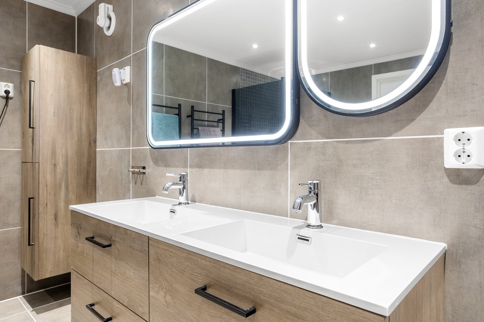 Moderne bad med dobbel servant og speil med integrert belysning. Galleribilde