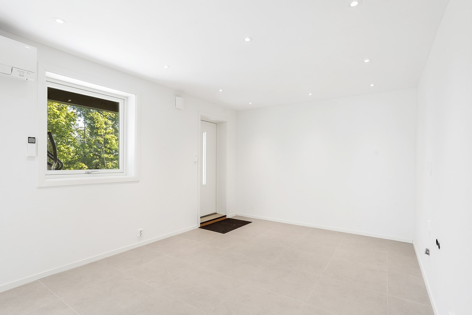 Stilrent med delikate, store gulvfliser og downlights i taket. Galleribilde