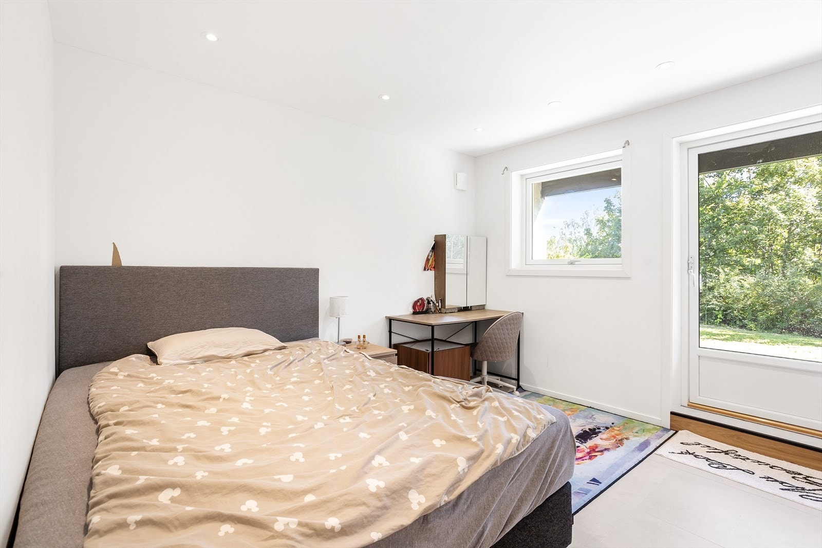 Luftig rom med downlights og utsyn mot det grønne. Galleribilde