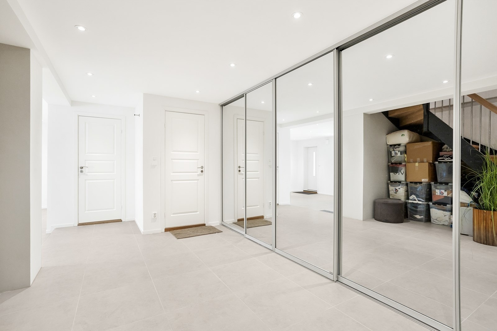 En hel vegg med speil og store fliser ønsker deg velkommen. Galleribilde