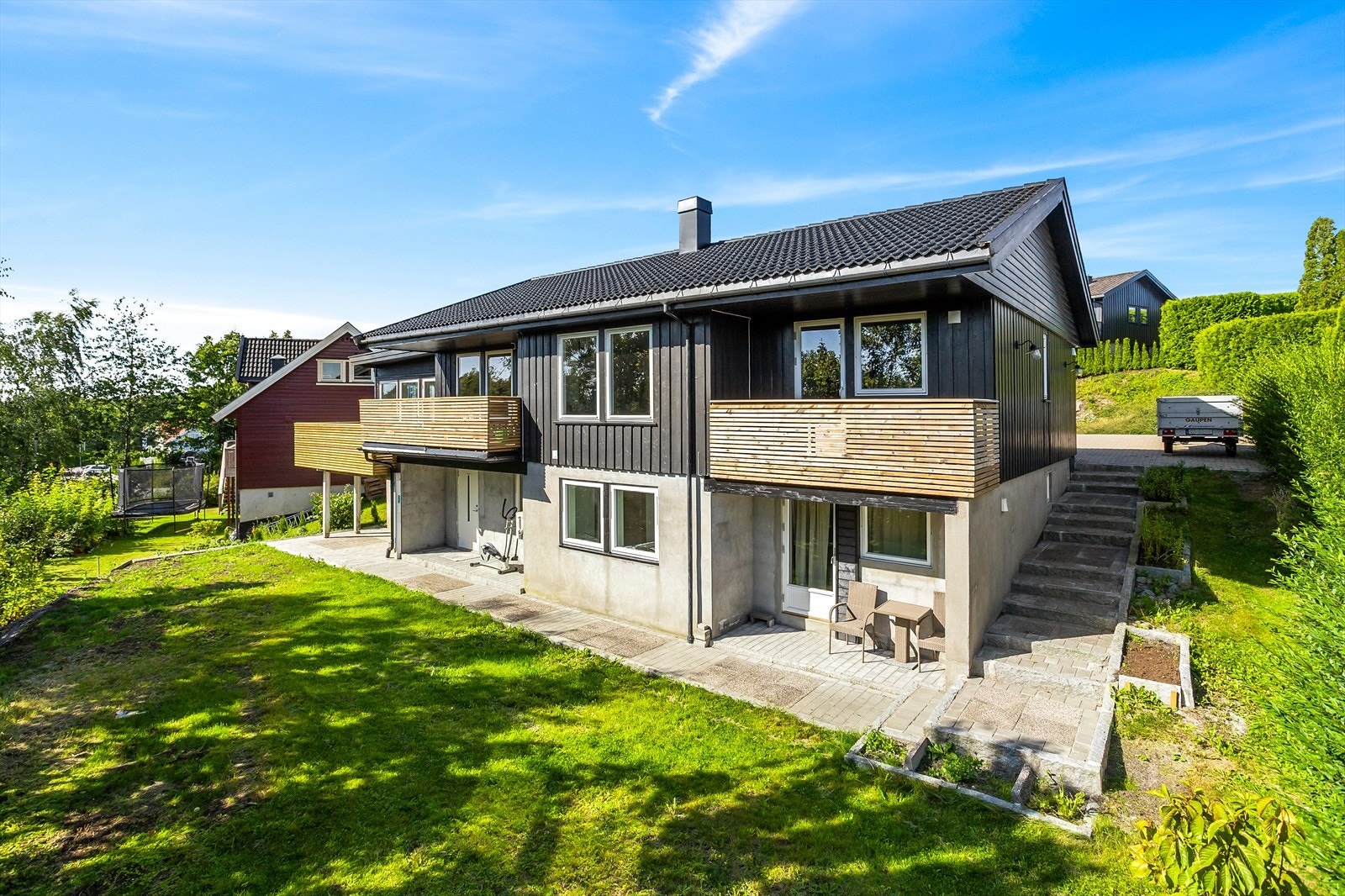 Flere solrike uteplasser og en stor, grønn hage. Galleribilde