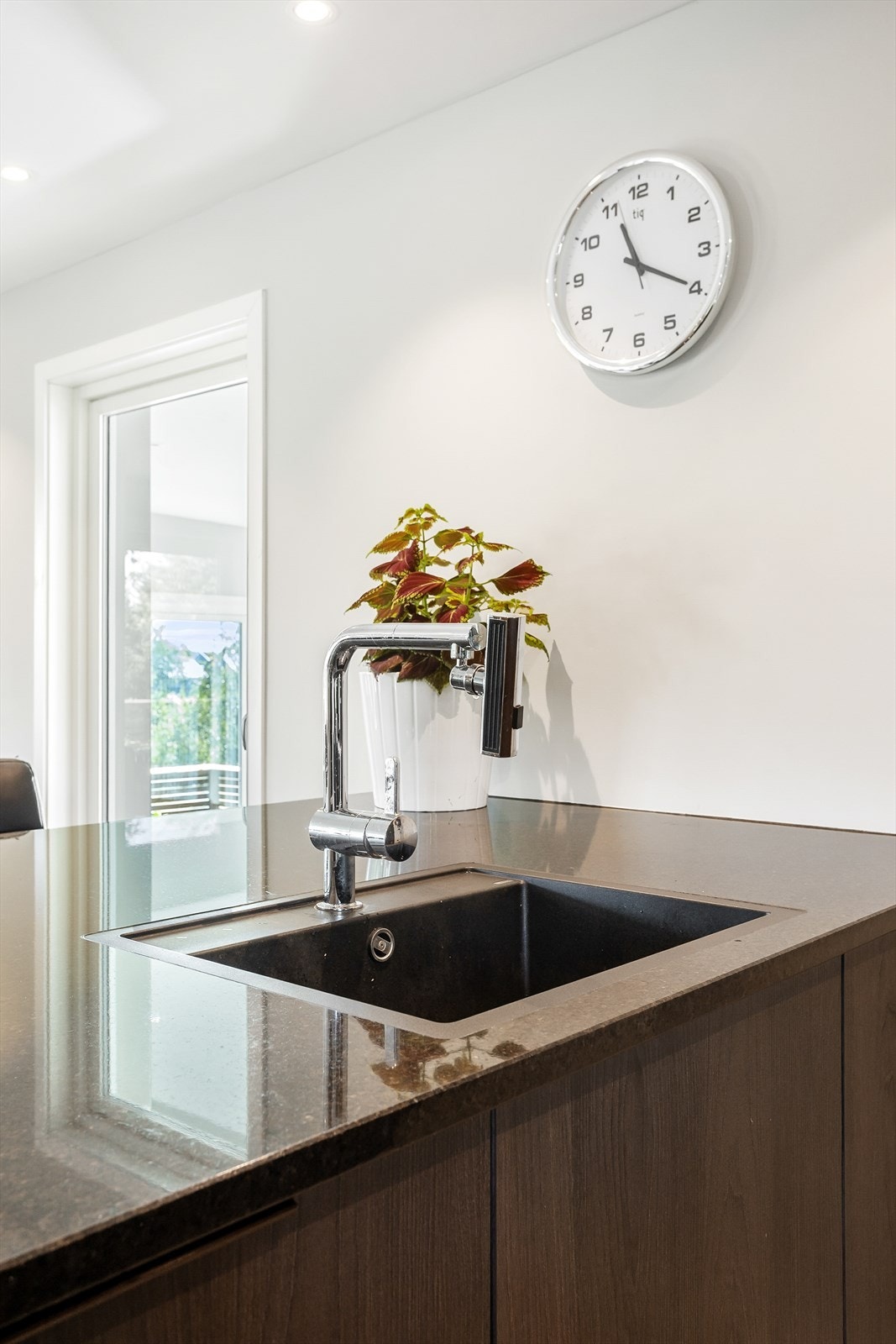 Eksklusivt armatur med kokefunksjon og underlimt vask. Galleribilde