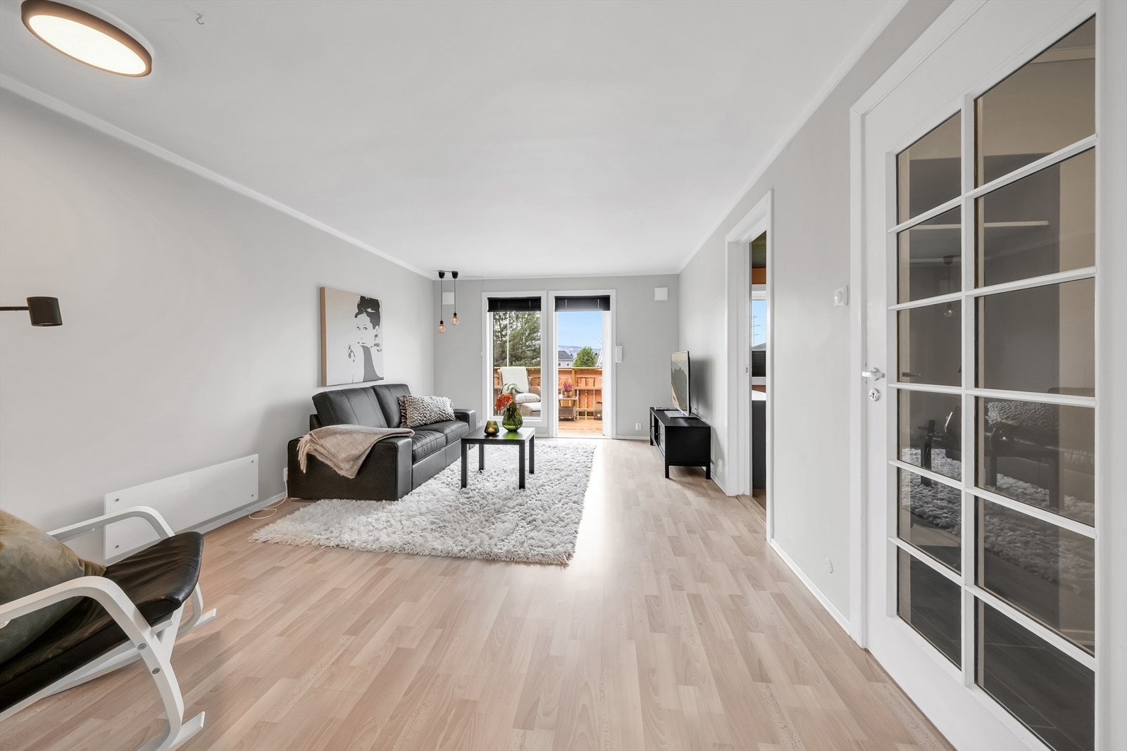 Stuen varmes opp via panelovner på veggen. Det er også felles vaskekjeller og stor sykkel bod som kan benyttes av andelseieren. Galleribilde