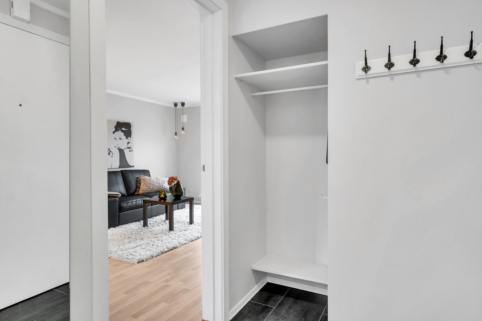 Innbydende inngangsparti med laminat på gulv. Galleribilde