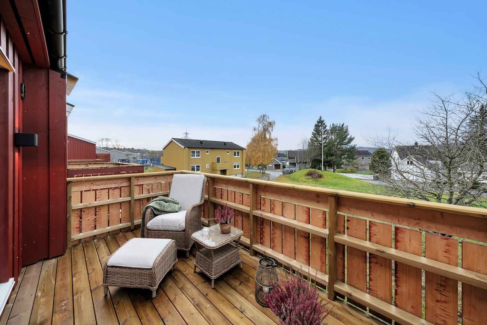 Felleskostnader er kr 6 038,- per måned og dekker renter, avdrag, drift, kommunale avgifter, forsikring, renhold, felles vaskeri og TV/internett med kollektiv avtale med Telia. Galleribilde