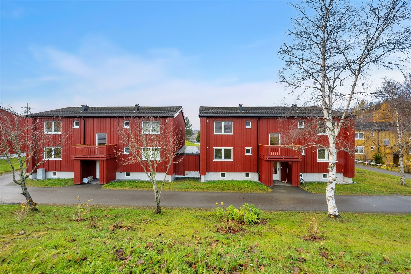 Det er gode parkeringsmuligheter med stor parkeringsplass til beboerne i borettslaget. Borettslaget byr også på masse grønt felles areal med gode muligheter for sammenkomster med familie og/eller venner! Galleribilde