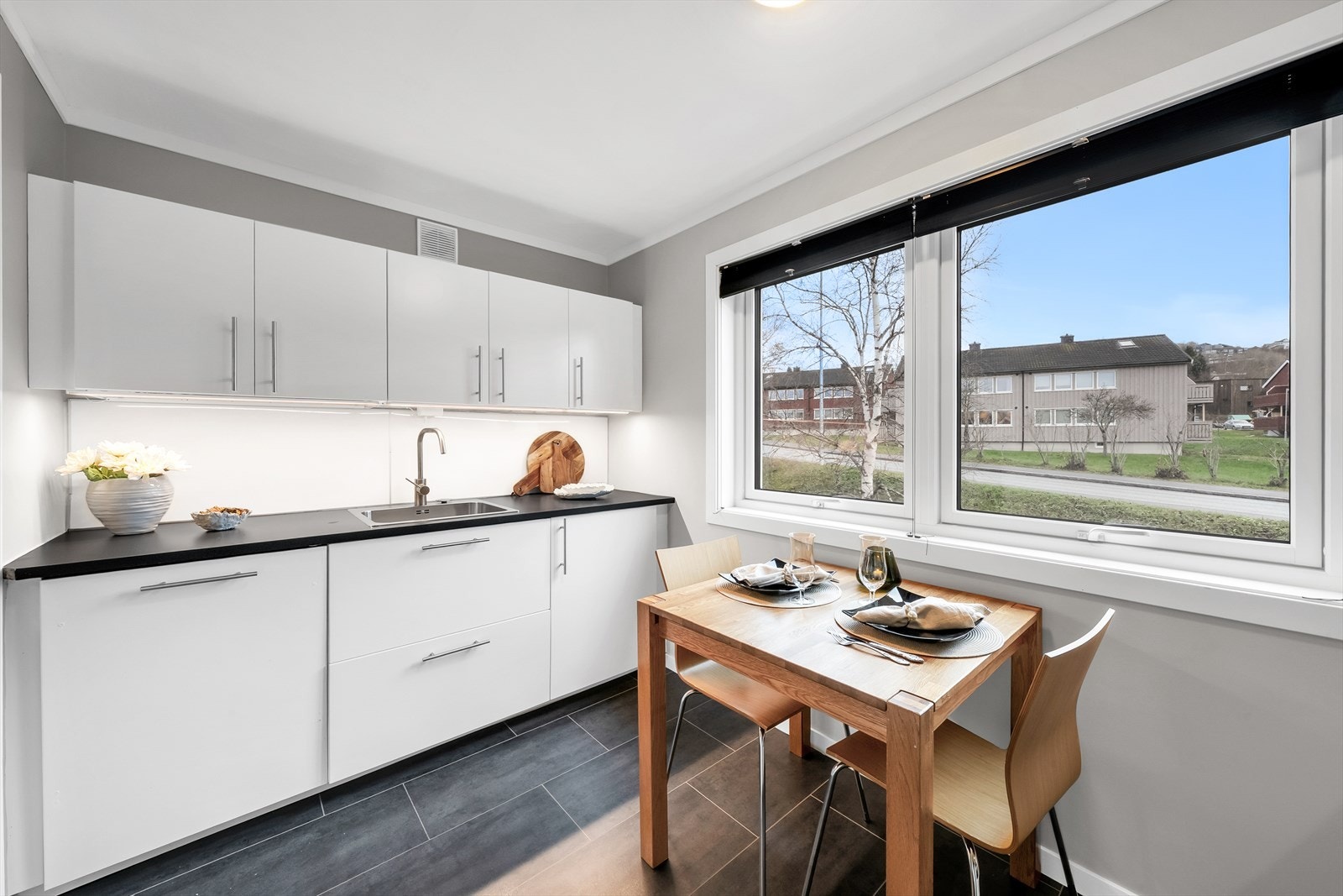 Innredning med benkebereder og kullfiltervifte over stekesonen. Det er integrert oppvaskmaskin, platetopp og stekovn. Galleribilde