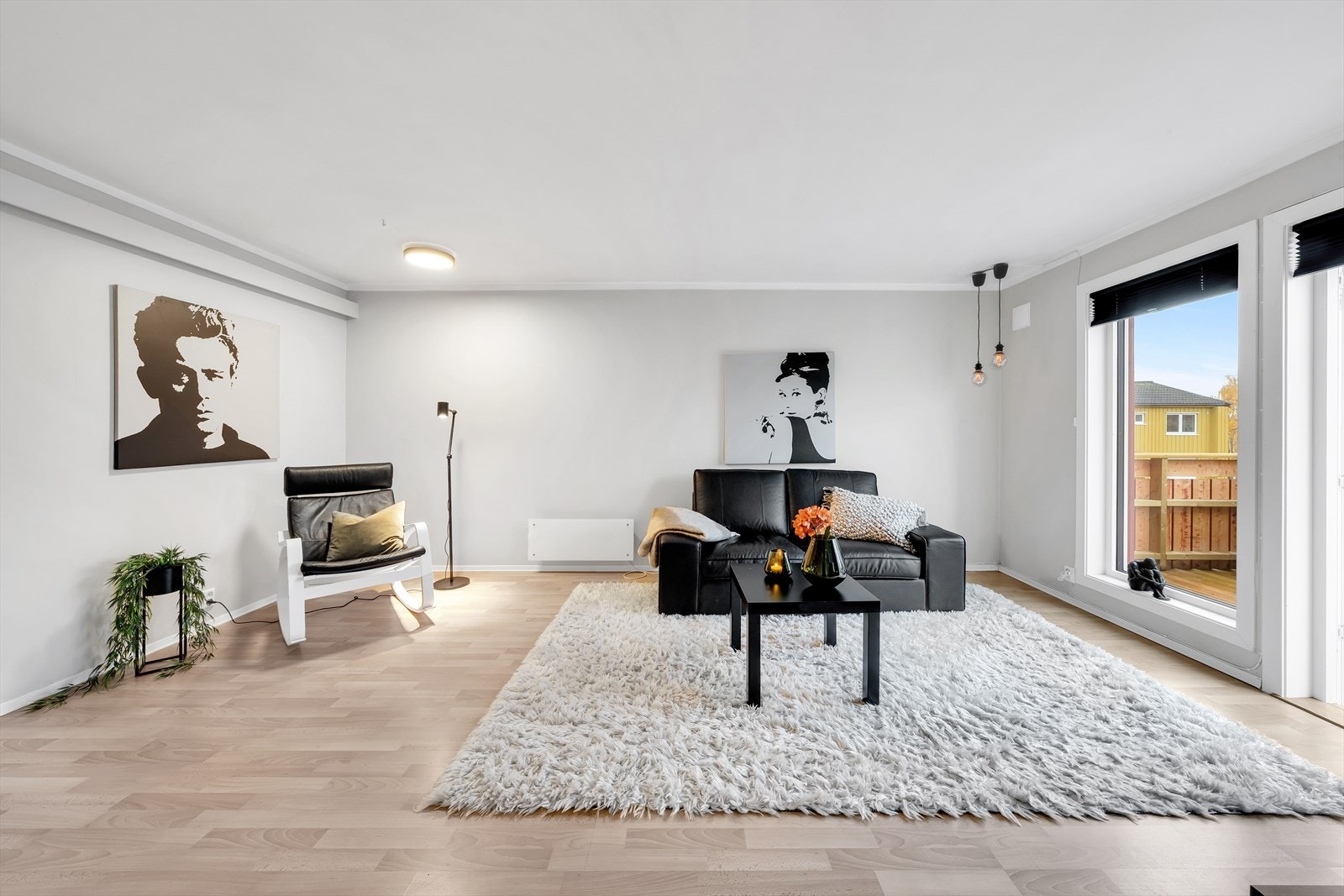 Store vinduer sørger for godt lysinnslipp og gir stuen en åpen og innbydende følelse. Galleribilde