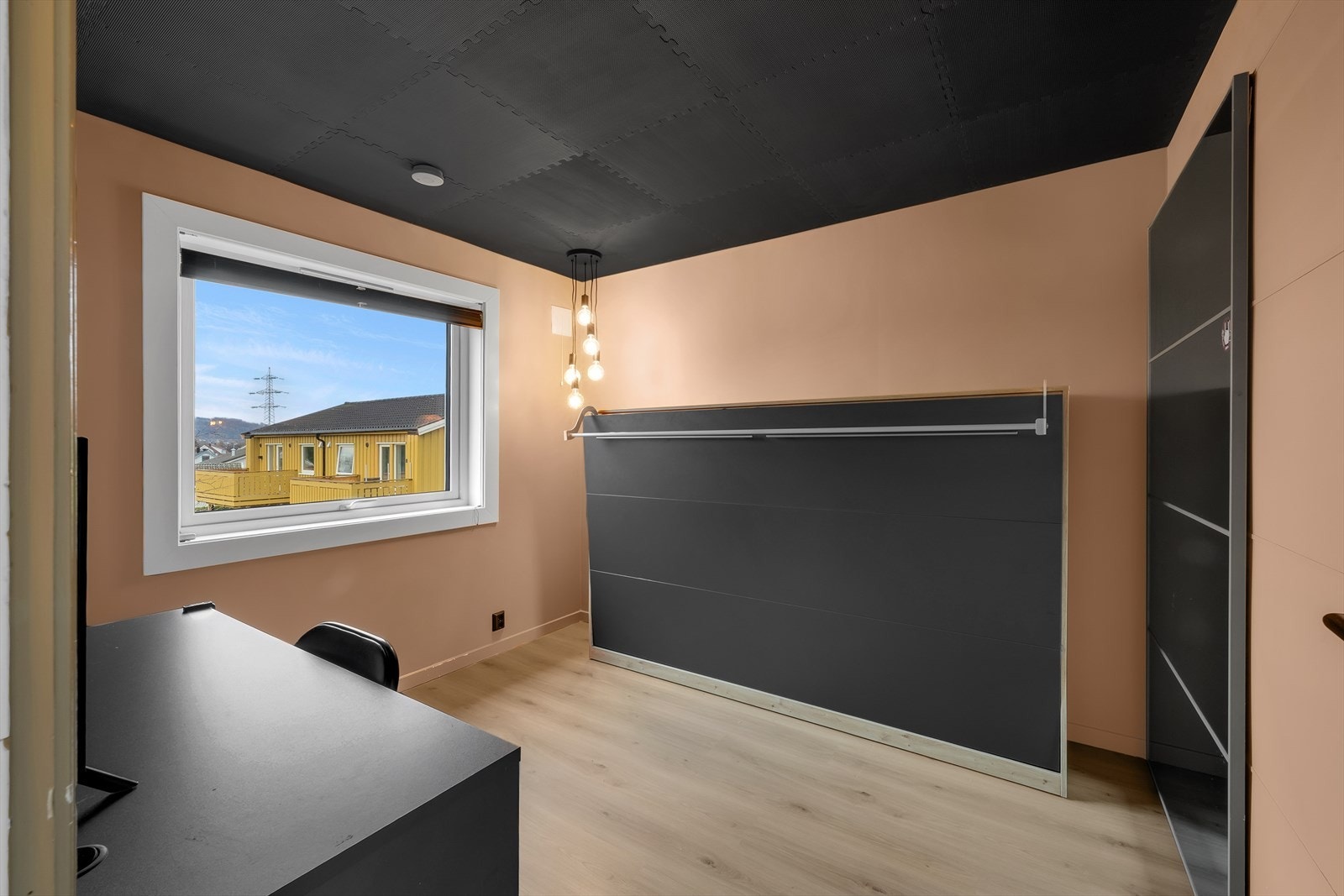 Soverommet inneholder en praktisk skapseng, skyvedørsgarderobe og skrivepult. Galleribilde