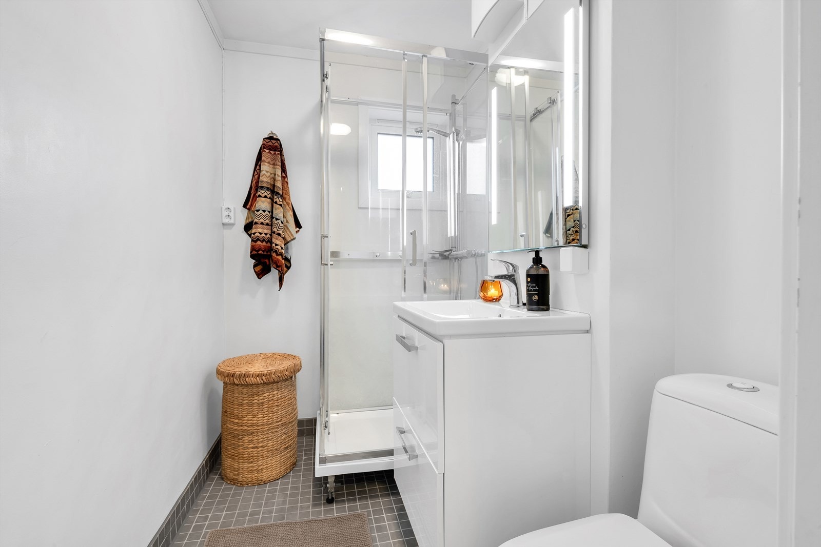 Bad oppgradert i 2017. Det er utstyrt med dusjkabinett, mekanisk avtrekk, opplegg for vaskemaskin, servant, servantskap og wc. Galleribilde