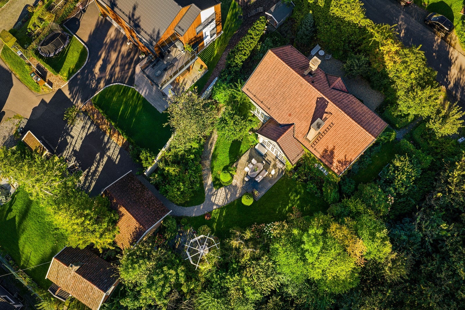 Alt i alt kombinerer beliggenheten rolige, naturnære omgivelser med enkel tilgang til bymessige fasiliteter og gode fritidstilbud Galleribilde