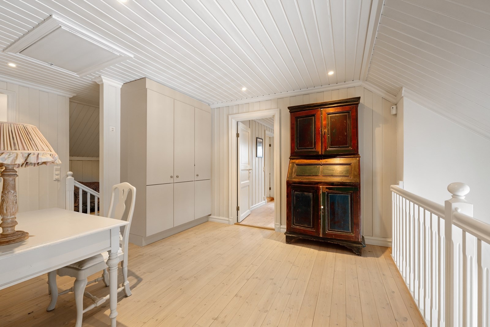 Lys og luftig gang som knytter etasjens rom sammen Galleribilde