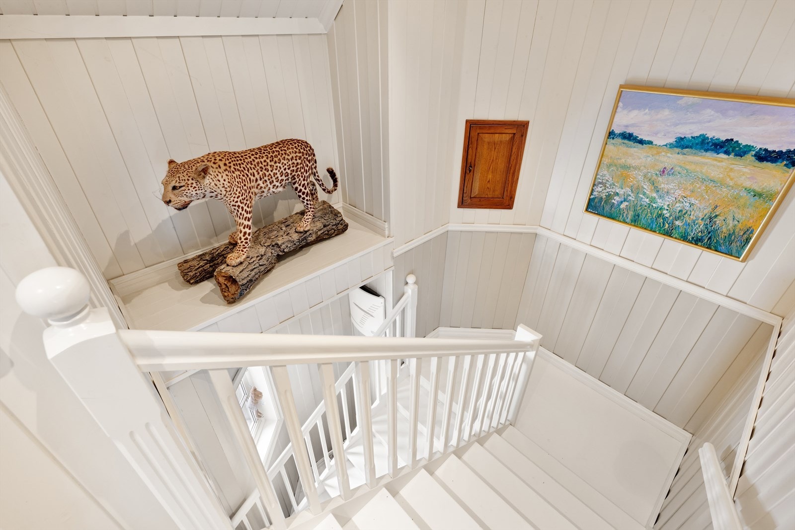 Videre tar trappen deg opp til 2. etasjen Galleribilde