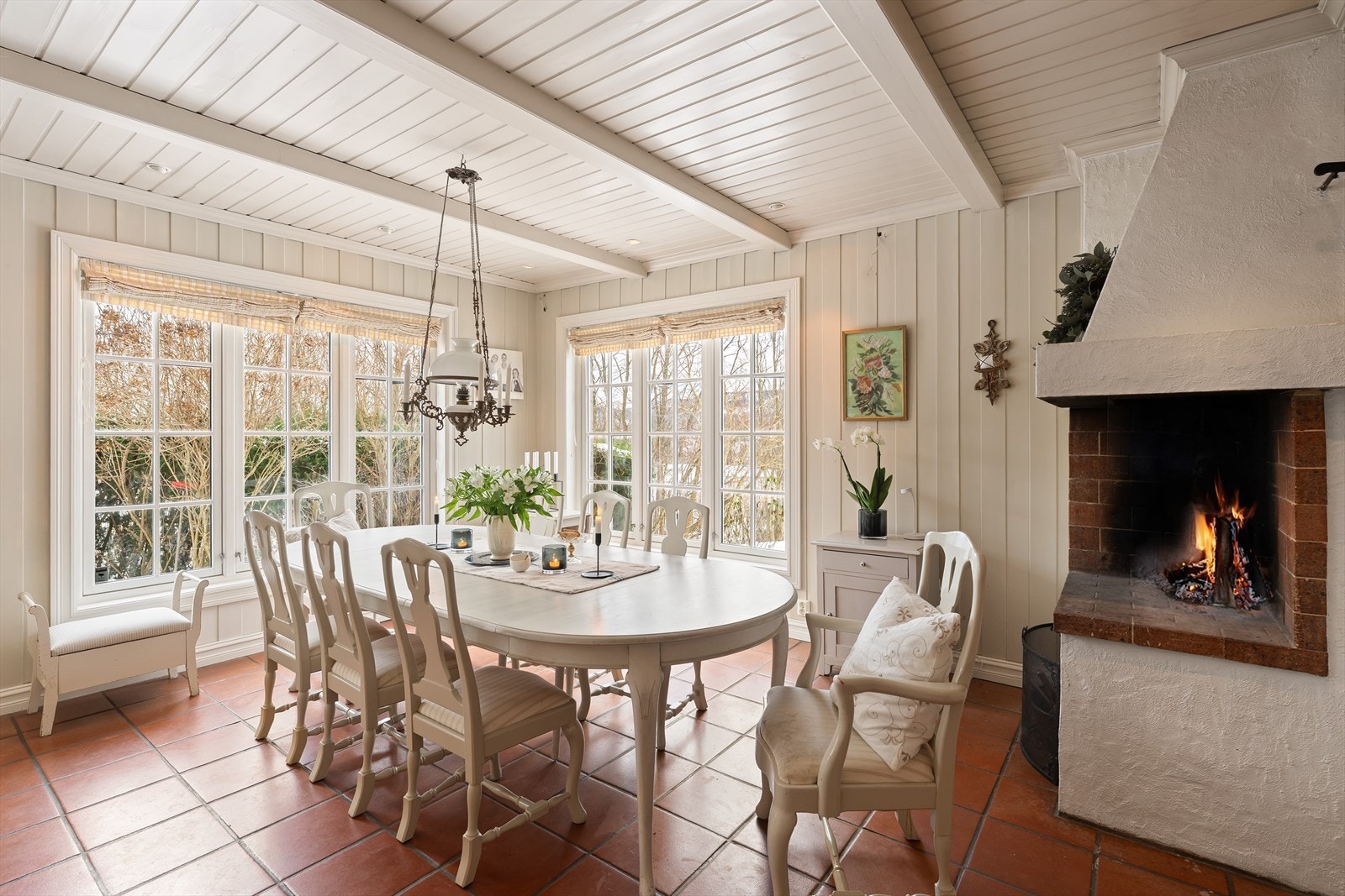 Rommet har god plass til stor spisegruppe og rikelig med naturlig lys Galleribilde